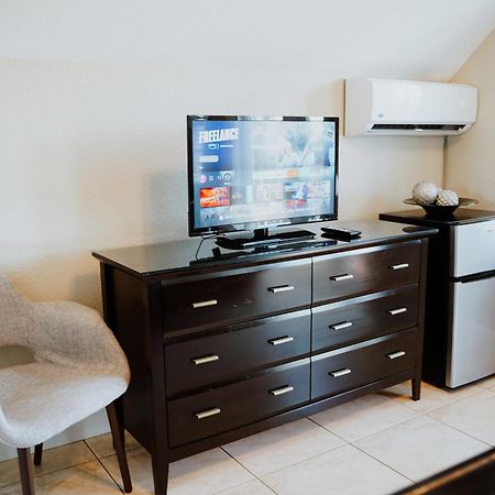 Shangri-La Boutique Bed & Breakfast West Bay Экстерьер фото
