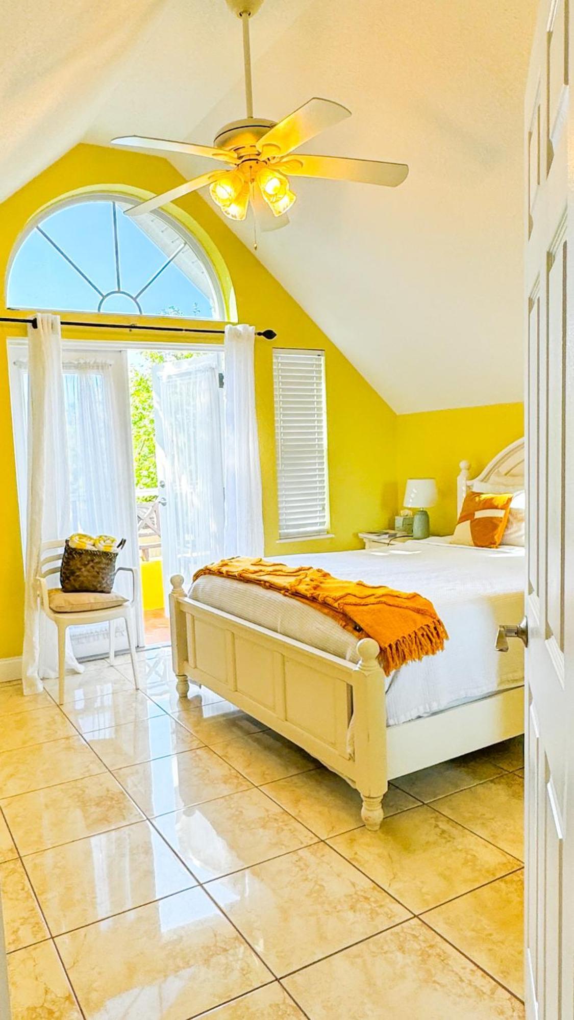 Shangri-La Boutique Bed & Breakfast West Bay Экстерьер фото