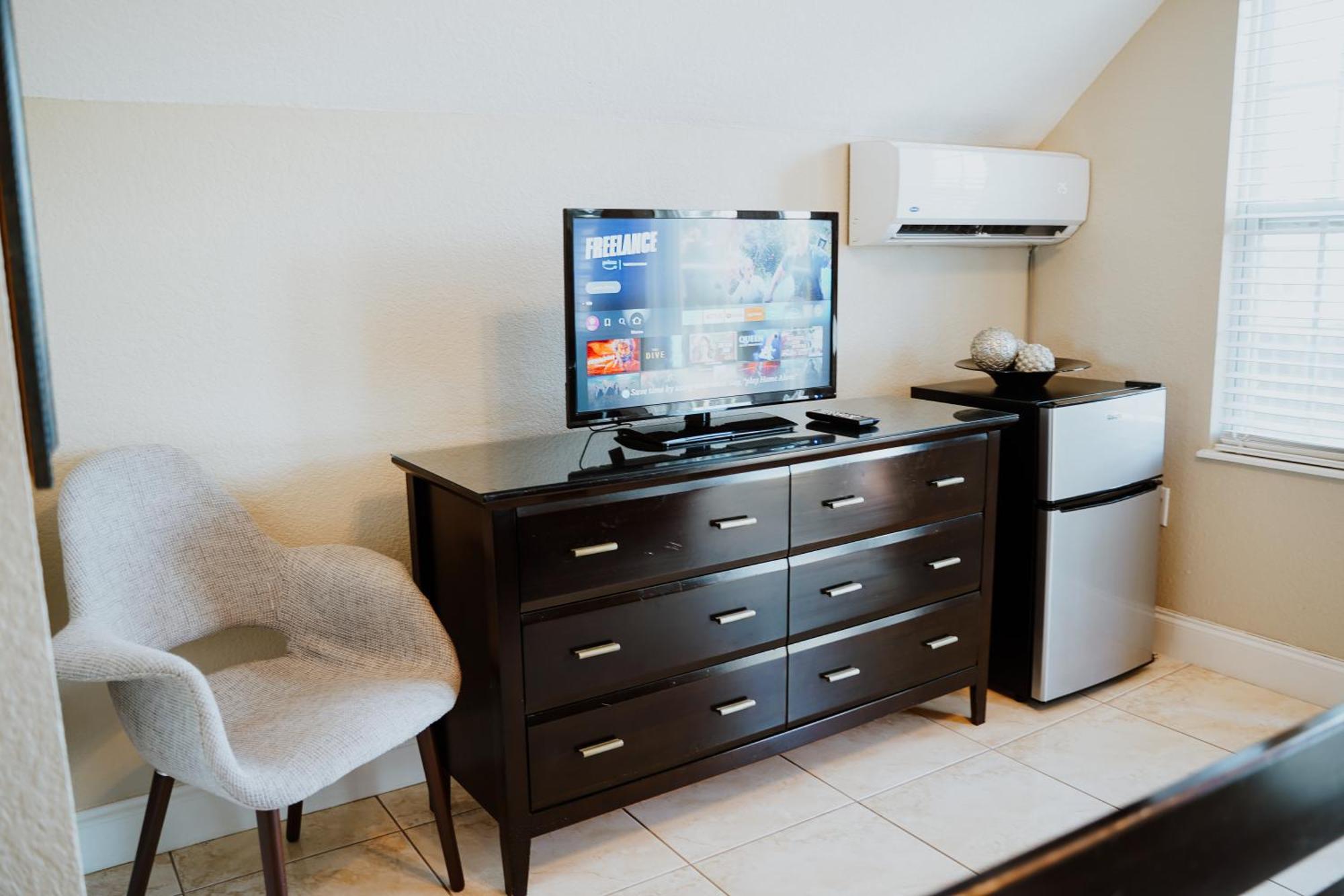 Shangri-La Boutique Bed & Breakfast West Bay Экстерьер фото