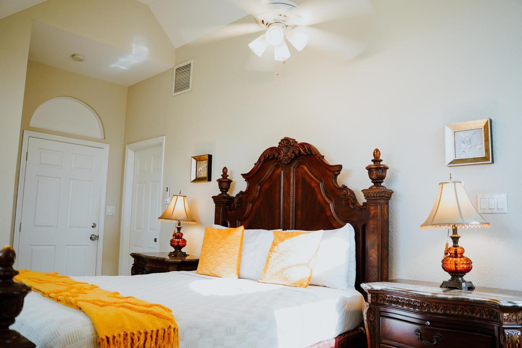 Shangri-La Boutique Bed & Breakfast West Bay Экстерьер фото
