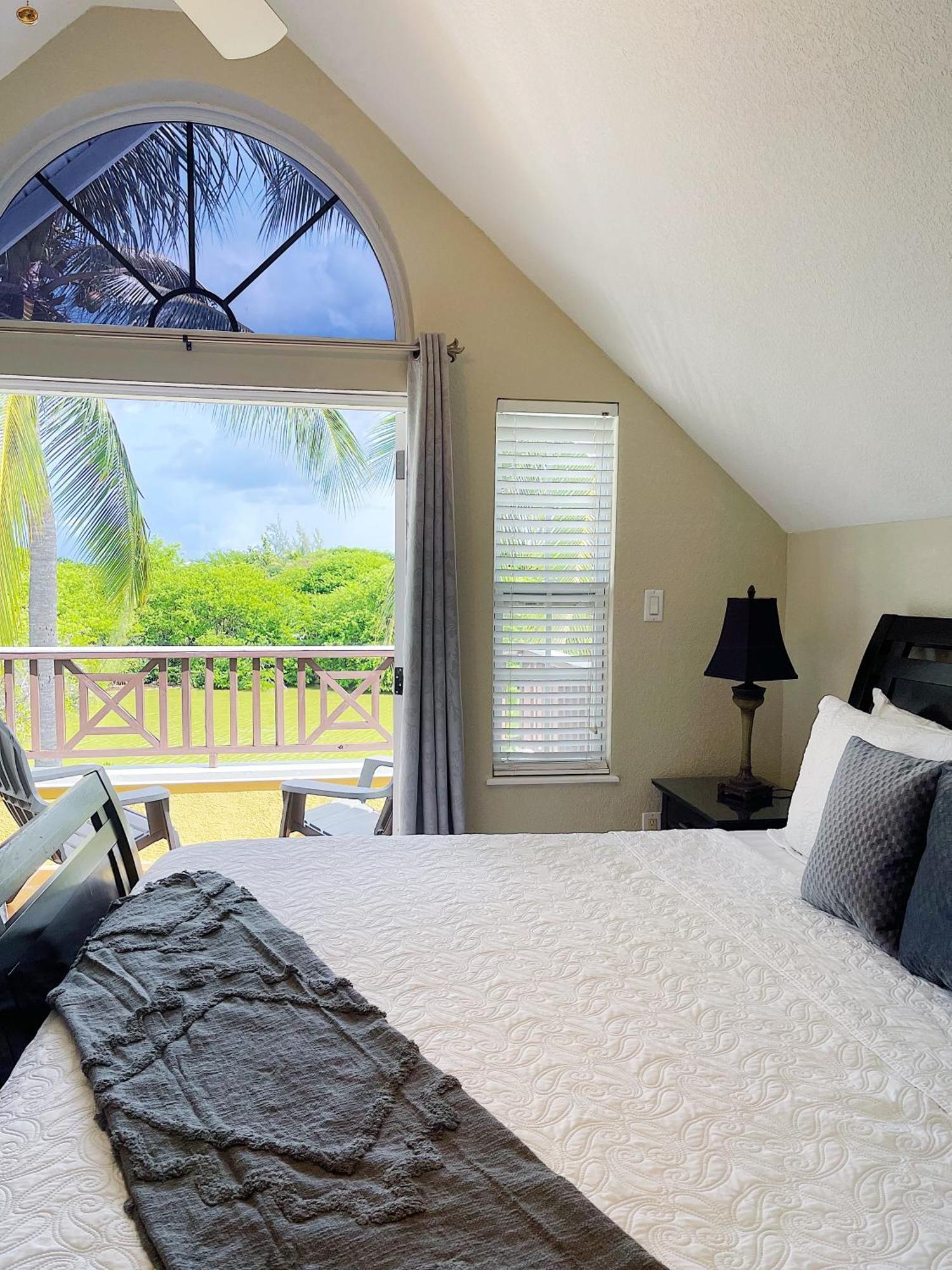 Shangri-La Boutique Bed & Breakfast West Bay Экстерьер фото
