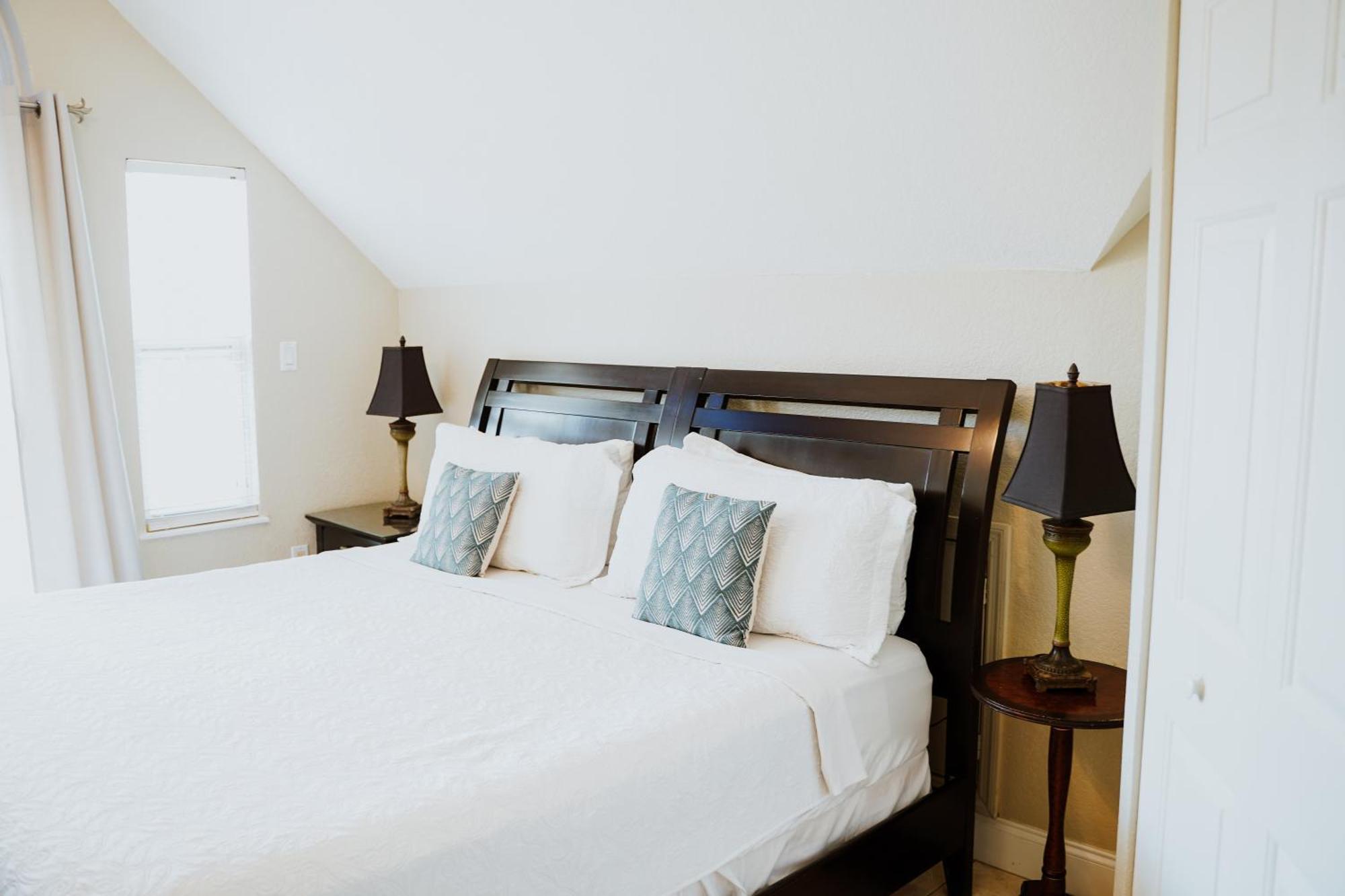 Shangri-La Boutique Bed & Breakfast West Bay Экстерьер фото