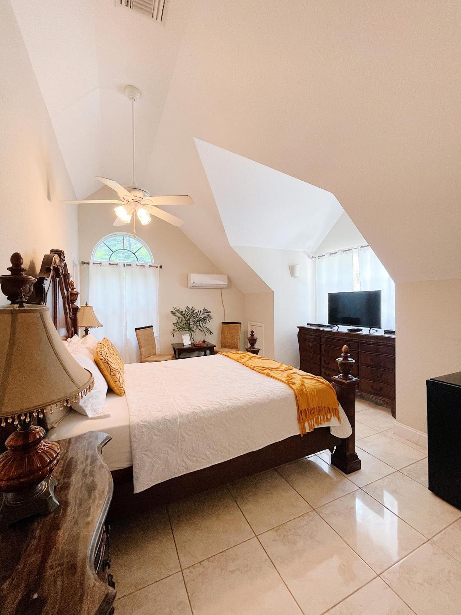 Shangri-La Boutique Bed & Breakfast West Bay Экстерьер фото
