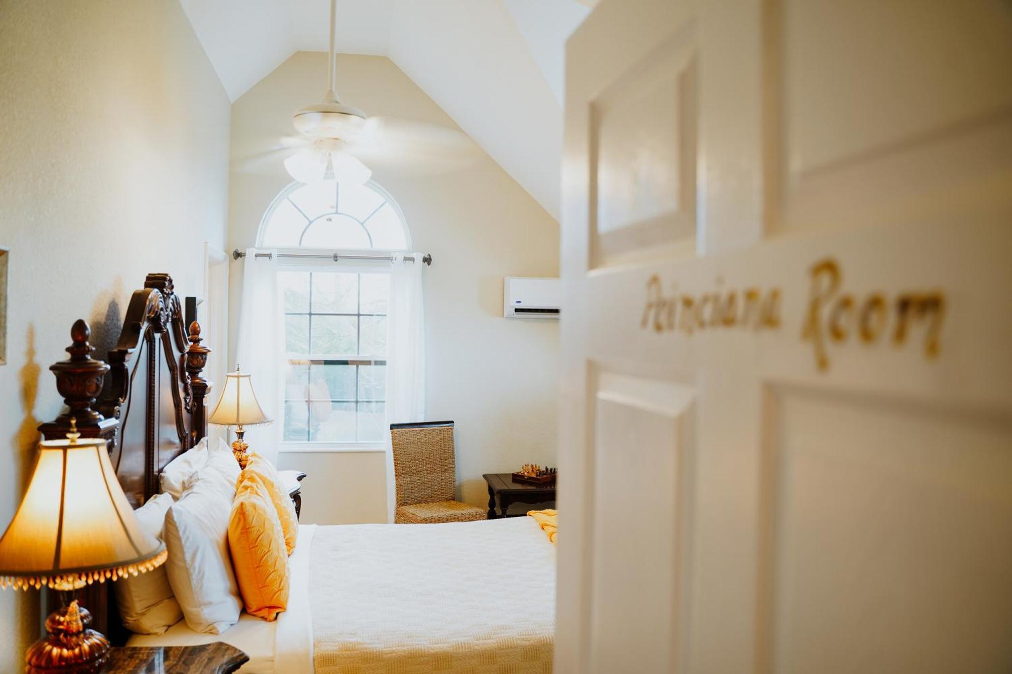Shangri-La Boutique Bed & Breakfast West Bay Экстерьер фото
