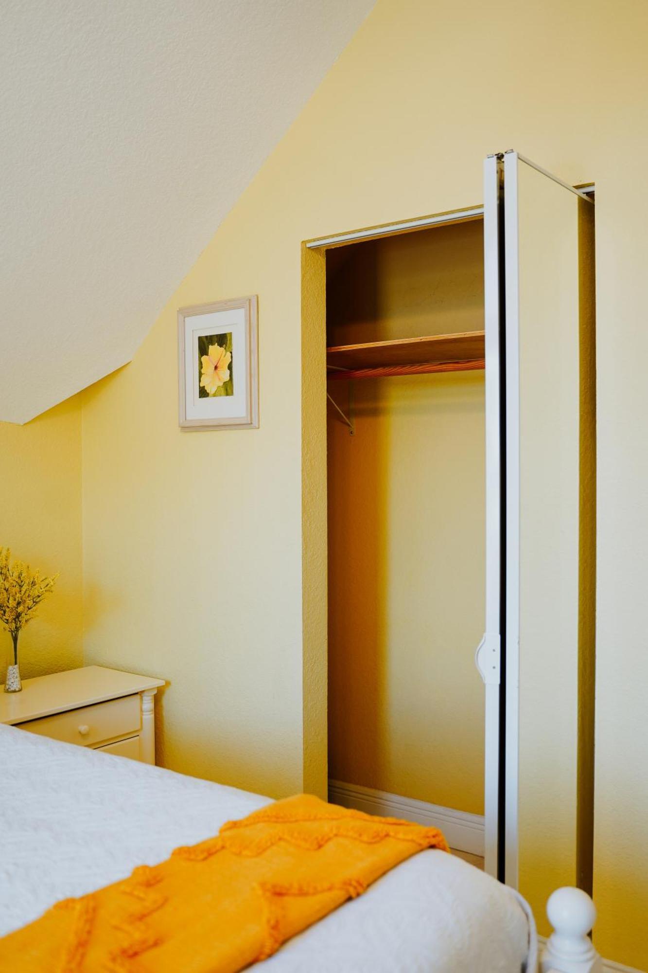 Shangri-La Boutique Bed & Breakfast West Bay Экстерьер фото