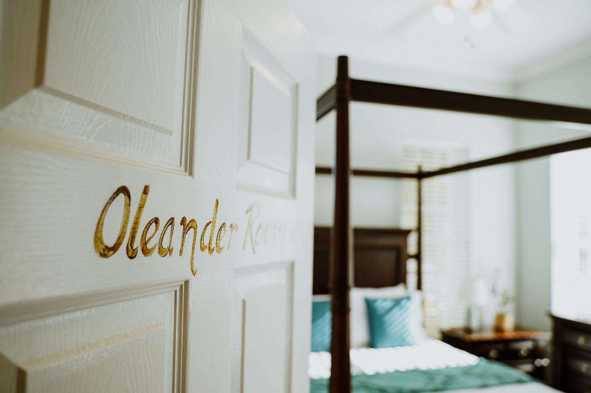 Shangri-La Boutique Bed & Breakfast West Bay Экстерьер фото