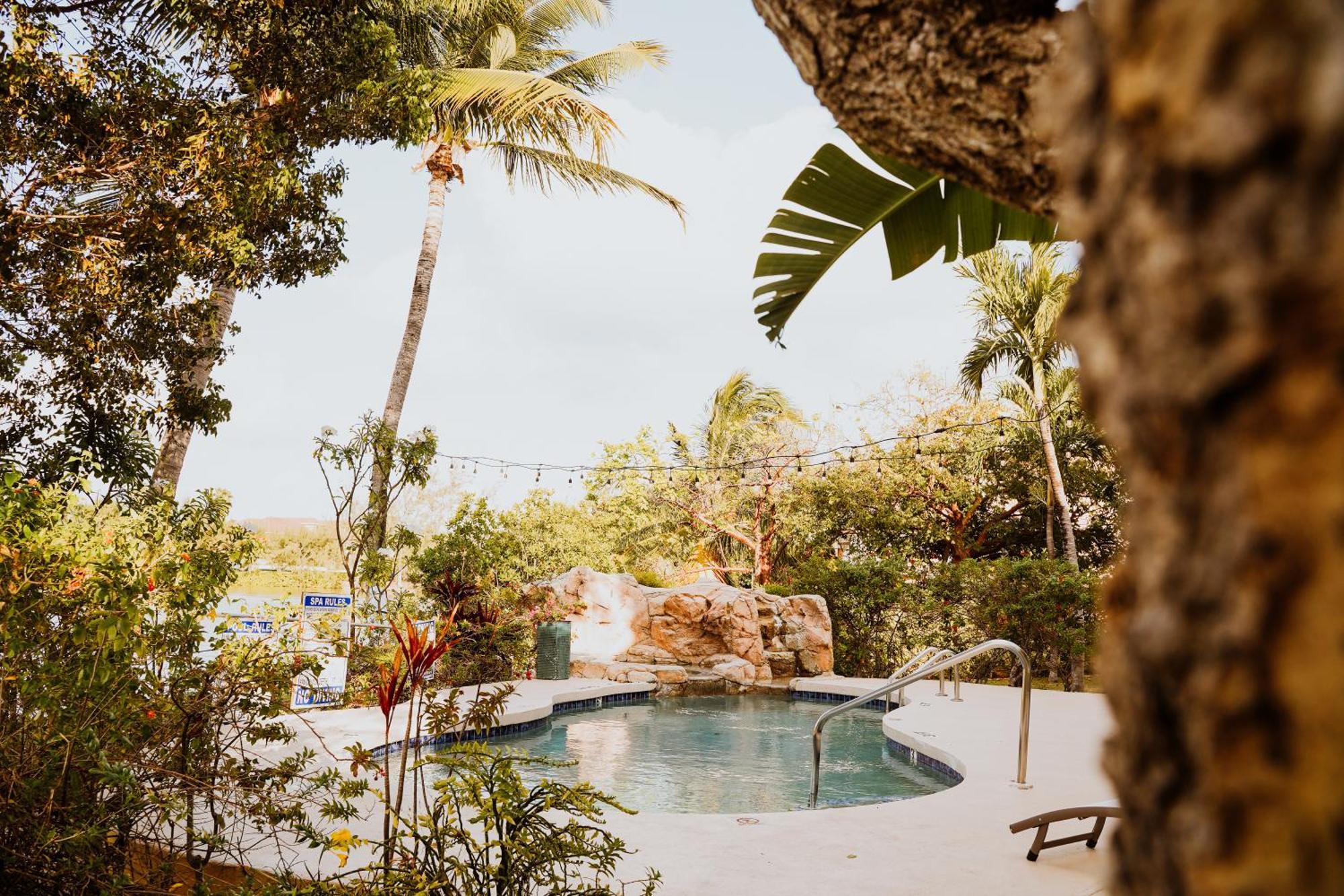 Shangri-La Boutique Bed & Breakfast West Bay Экстерьер фото