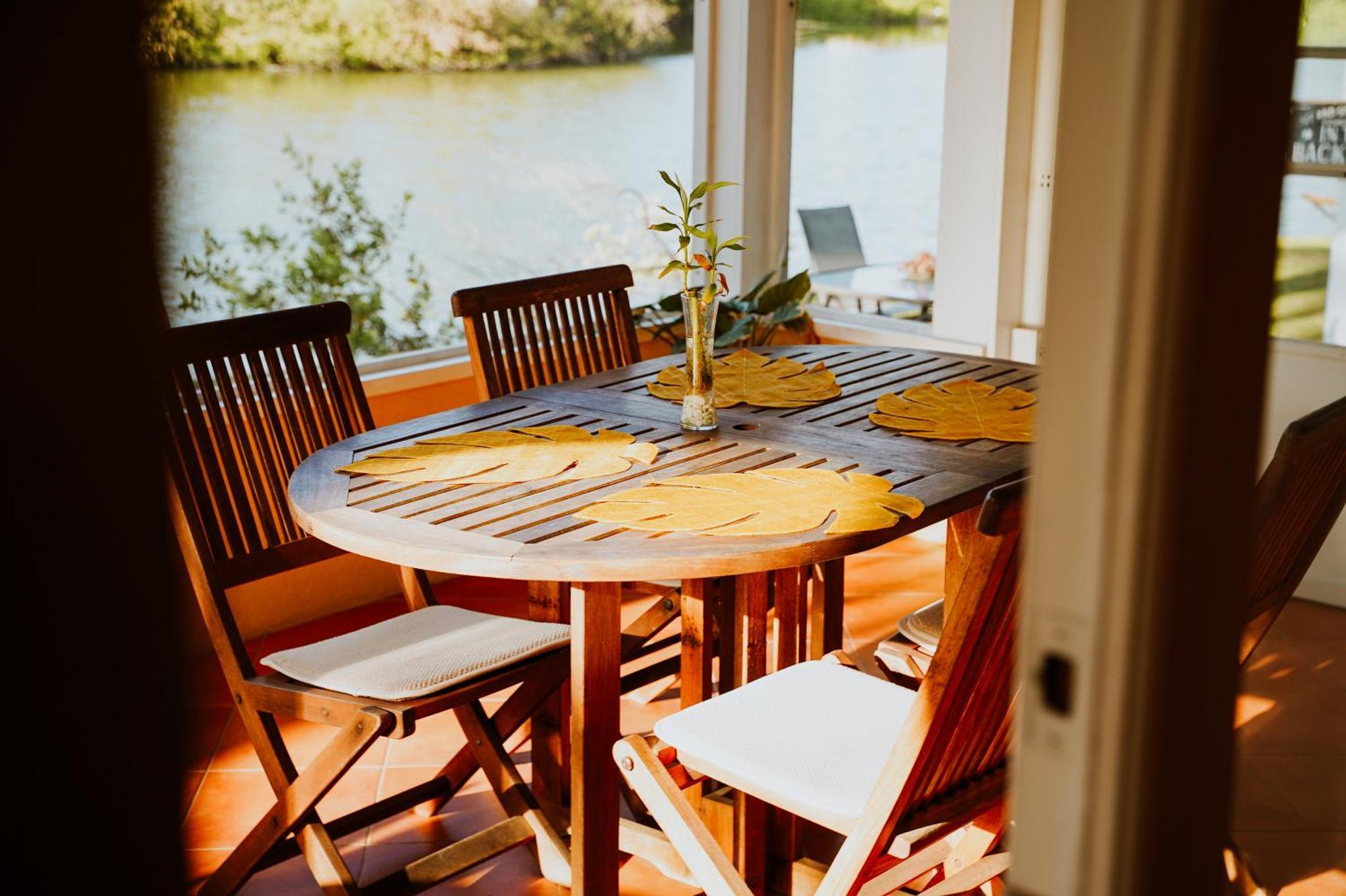 Shangri-La Boutique Bed & Breakfast West Bay Экстерьер фото