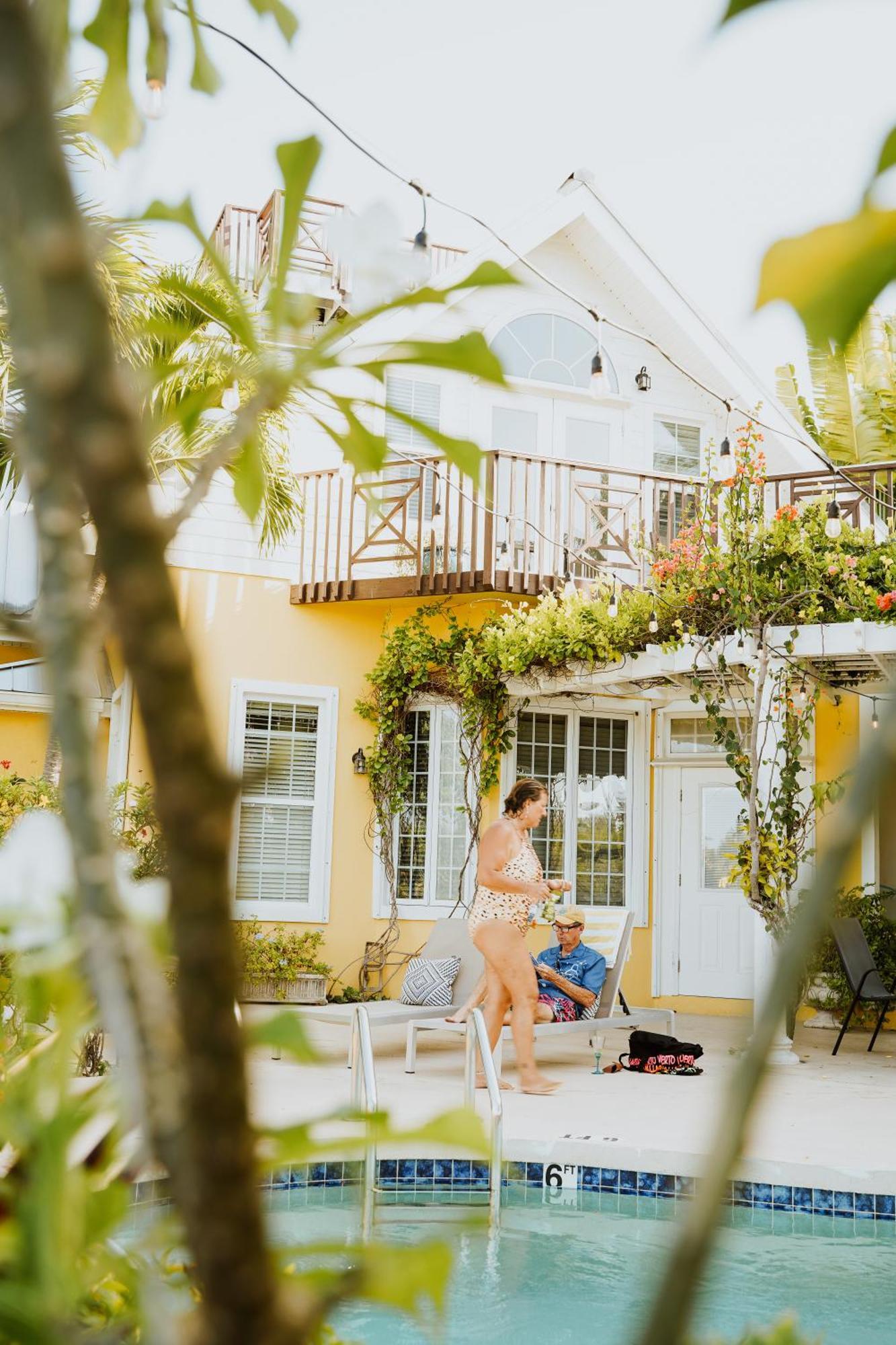 Shangri-La Boutique Bed & Breakfast West Bay Экстерьер фото