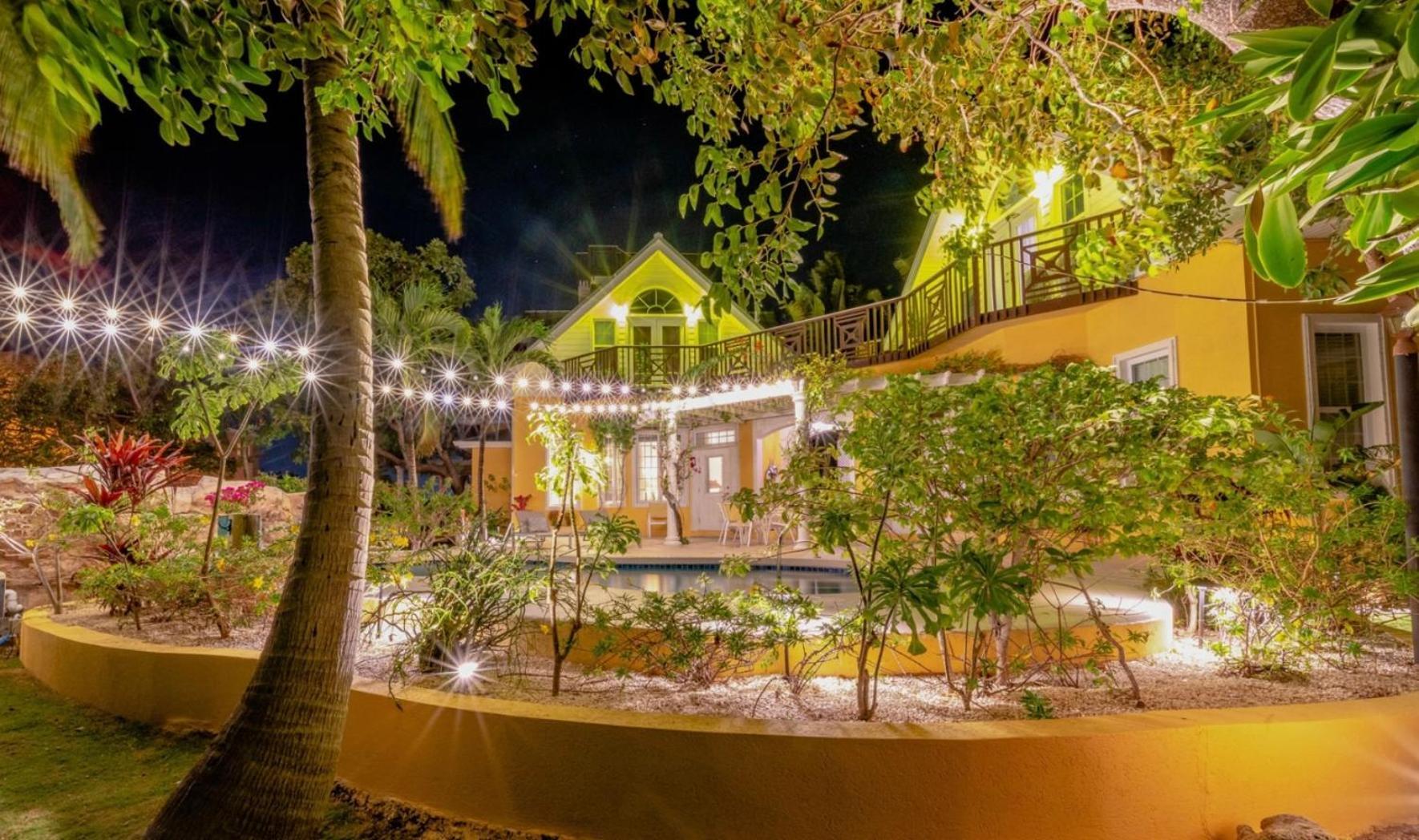 Shangri-La Boutique Bed & Breakfast West Bay Экстерьер фото