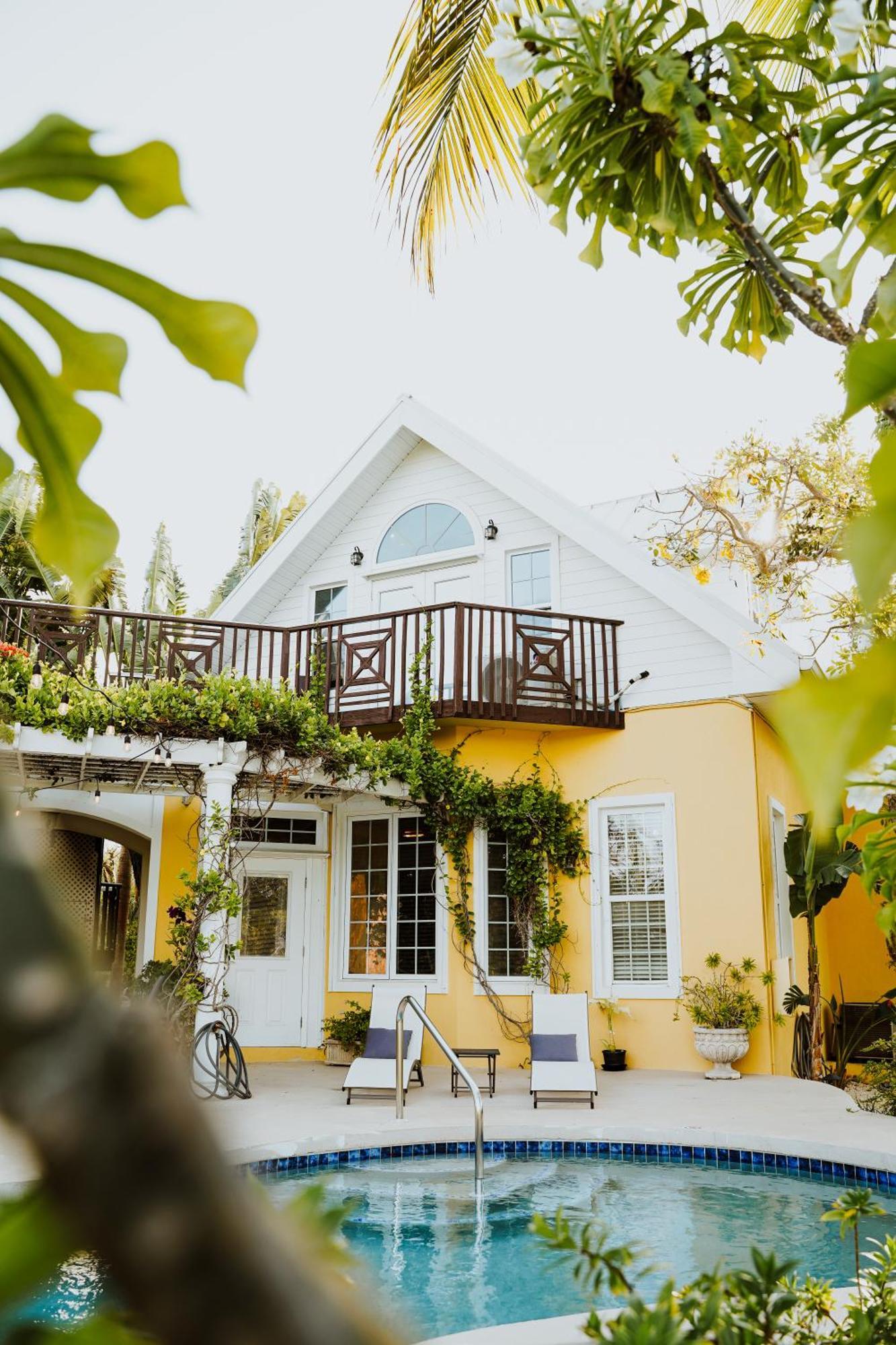 Shangri-La Boutique Bed & Breakfast West Bay Экстерьер фото