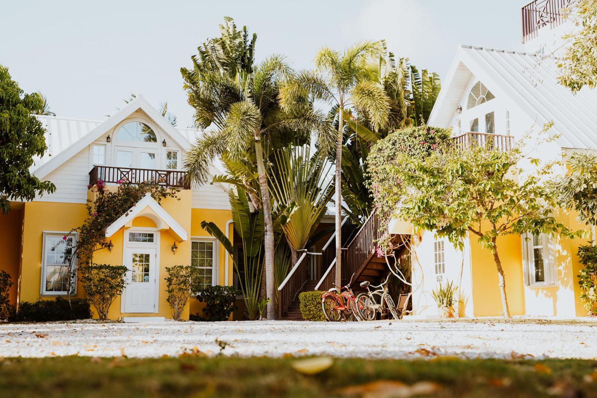 Shangri-La Boutique Bed & Breakfast West Bay Экстерьер фото