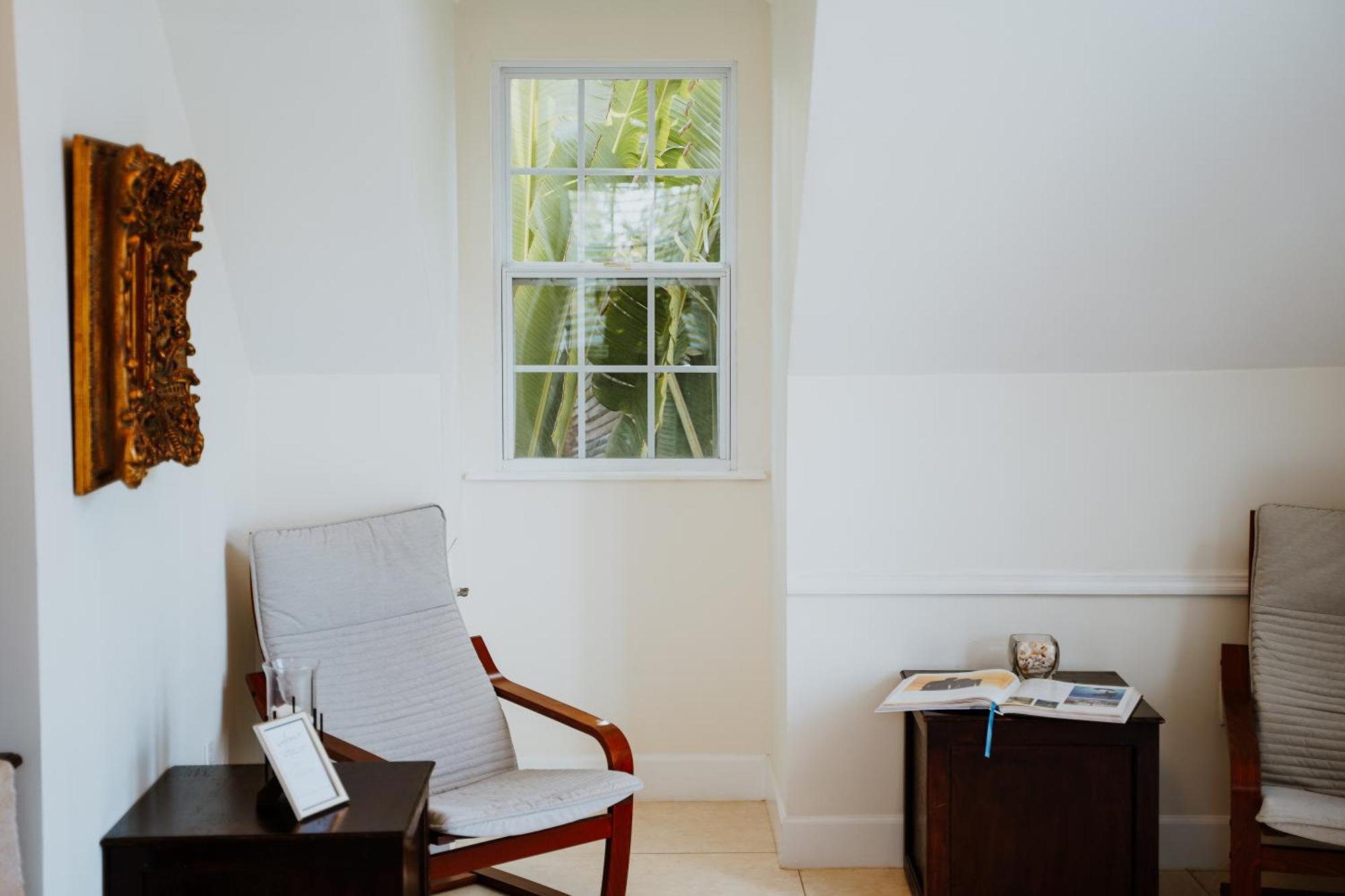 Shangri-La Boutique Bed & Breakfast West Bay Номер фото