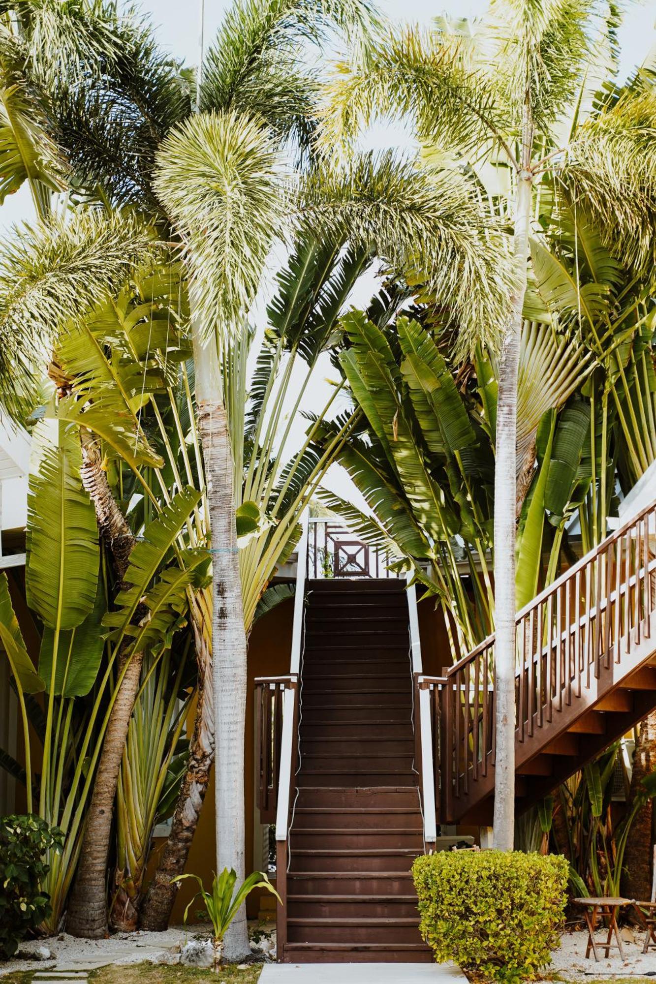 Shangri-La Boutique Bed & Breakfast West Bay Экстерьер фото