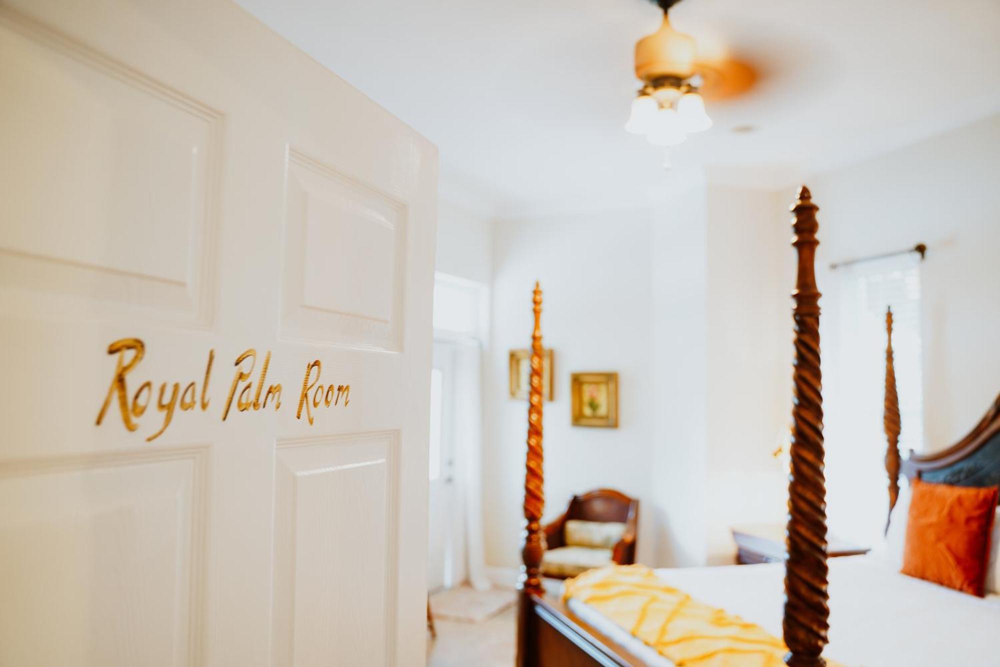 Shangri-La Boutique Bed & Breakfast West Bay Номер фото