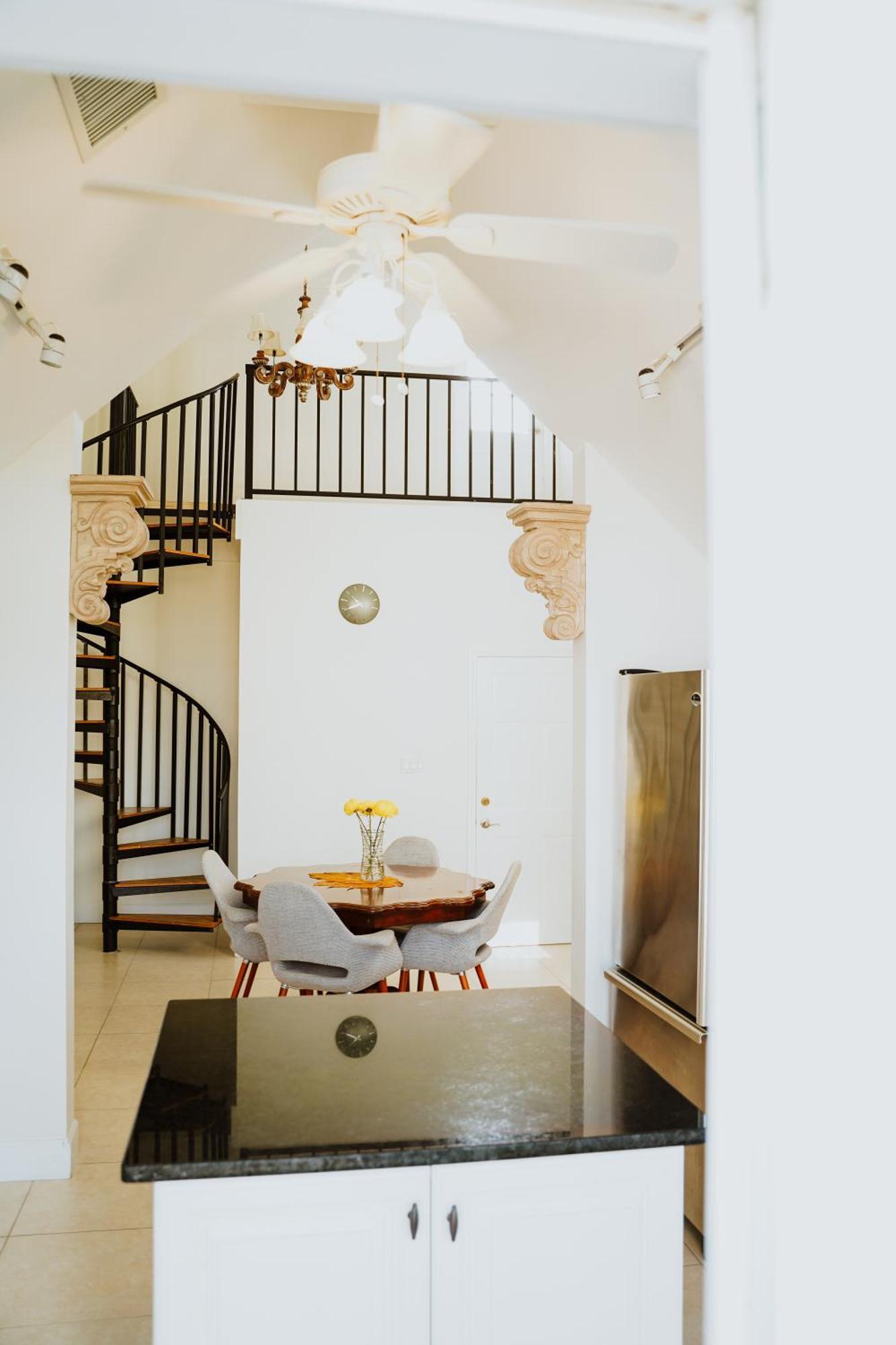 Shangri-La Boutique Bed & Breakfast West Bay Номер фото