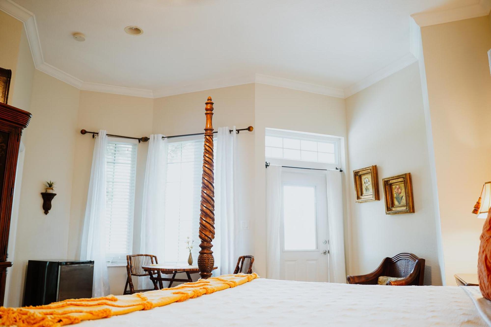 Shangri-La Boutique Bed & Breakfast West Bay Номер фото