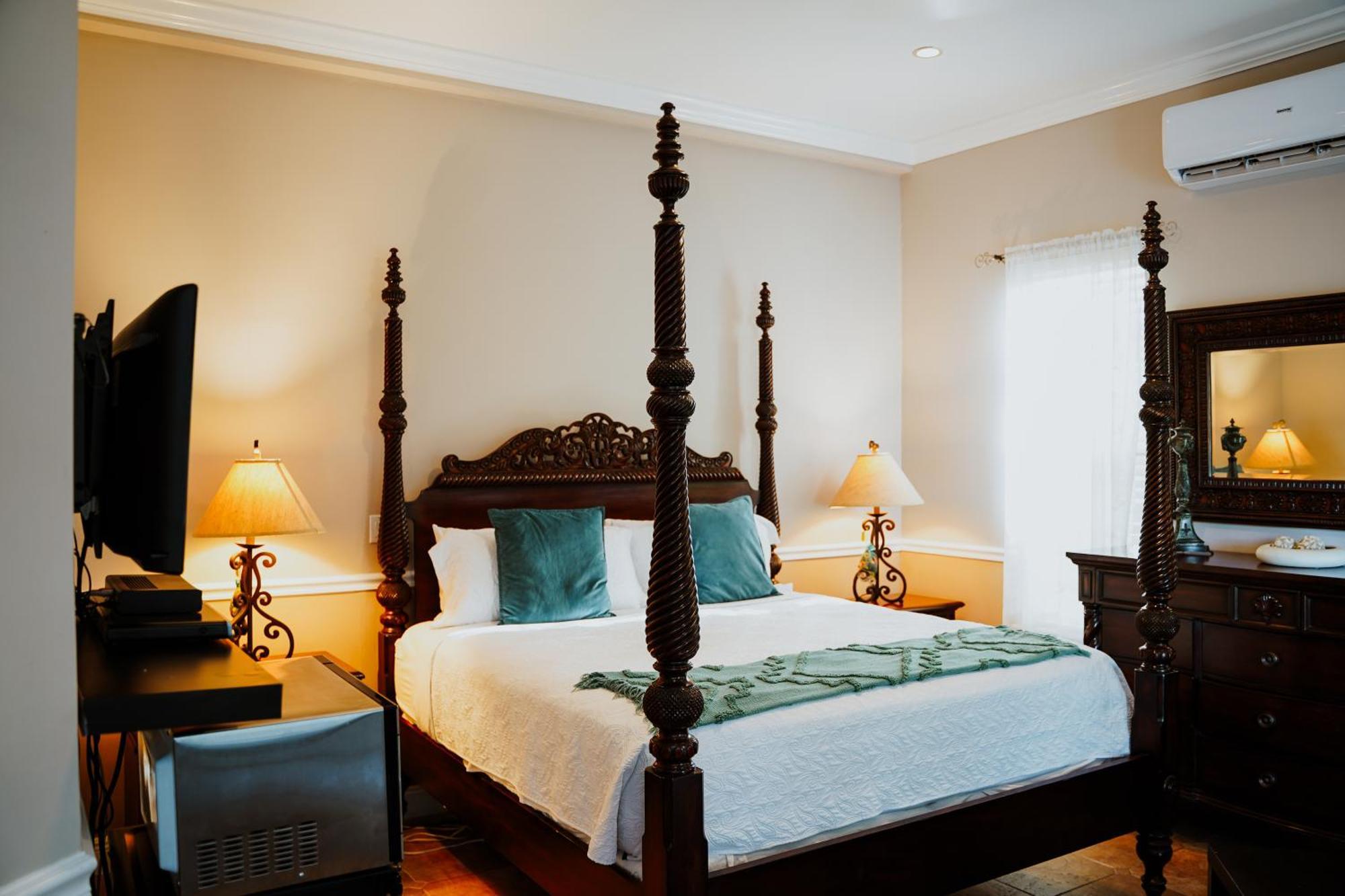 Shangri-La Boutique Bed & Breakfast West Bay Номер фото