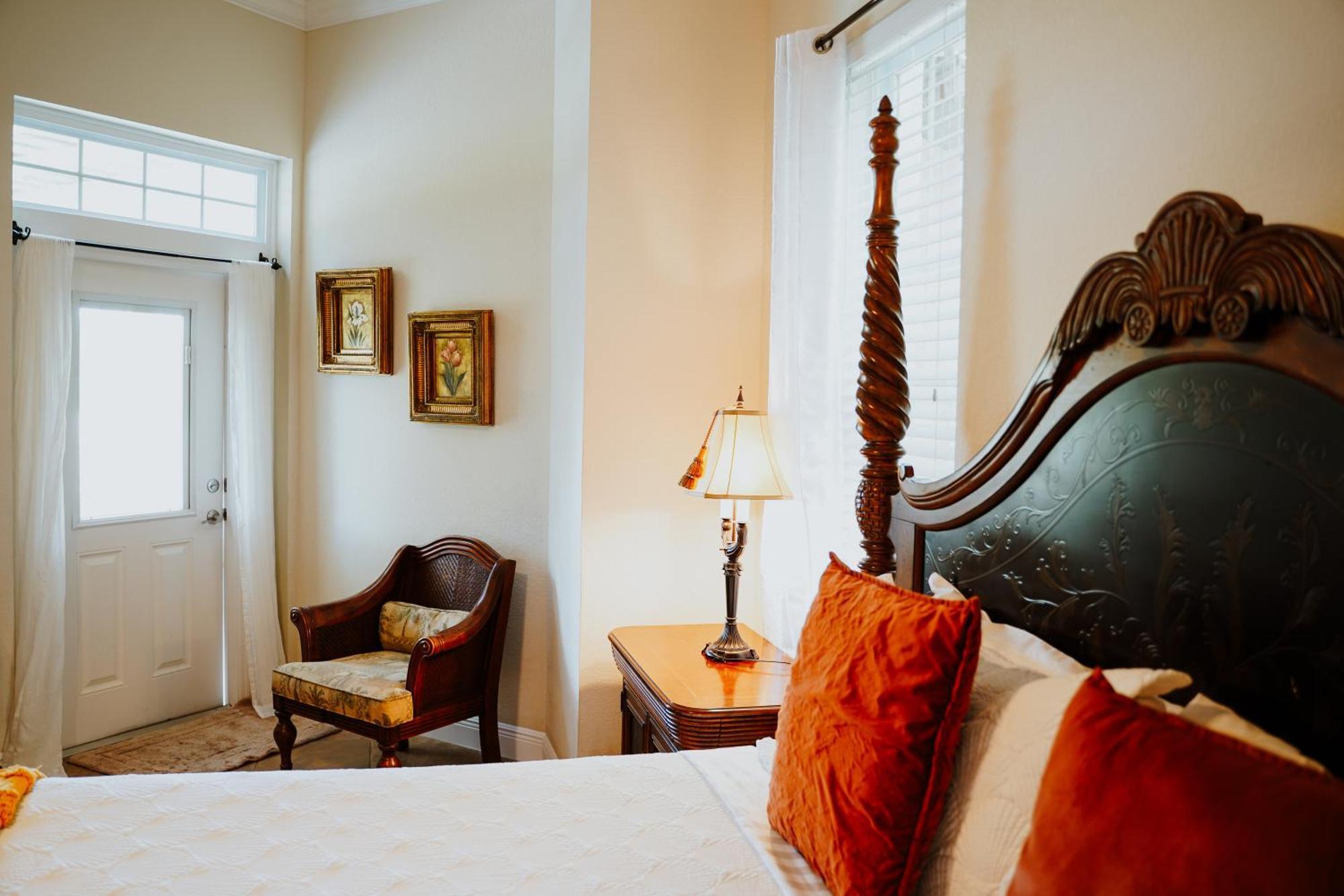 Shangri-La Boutique Bed & Breakfast West Bay Номер фото