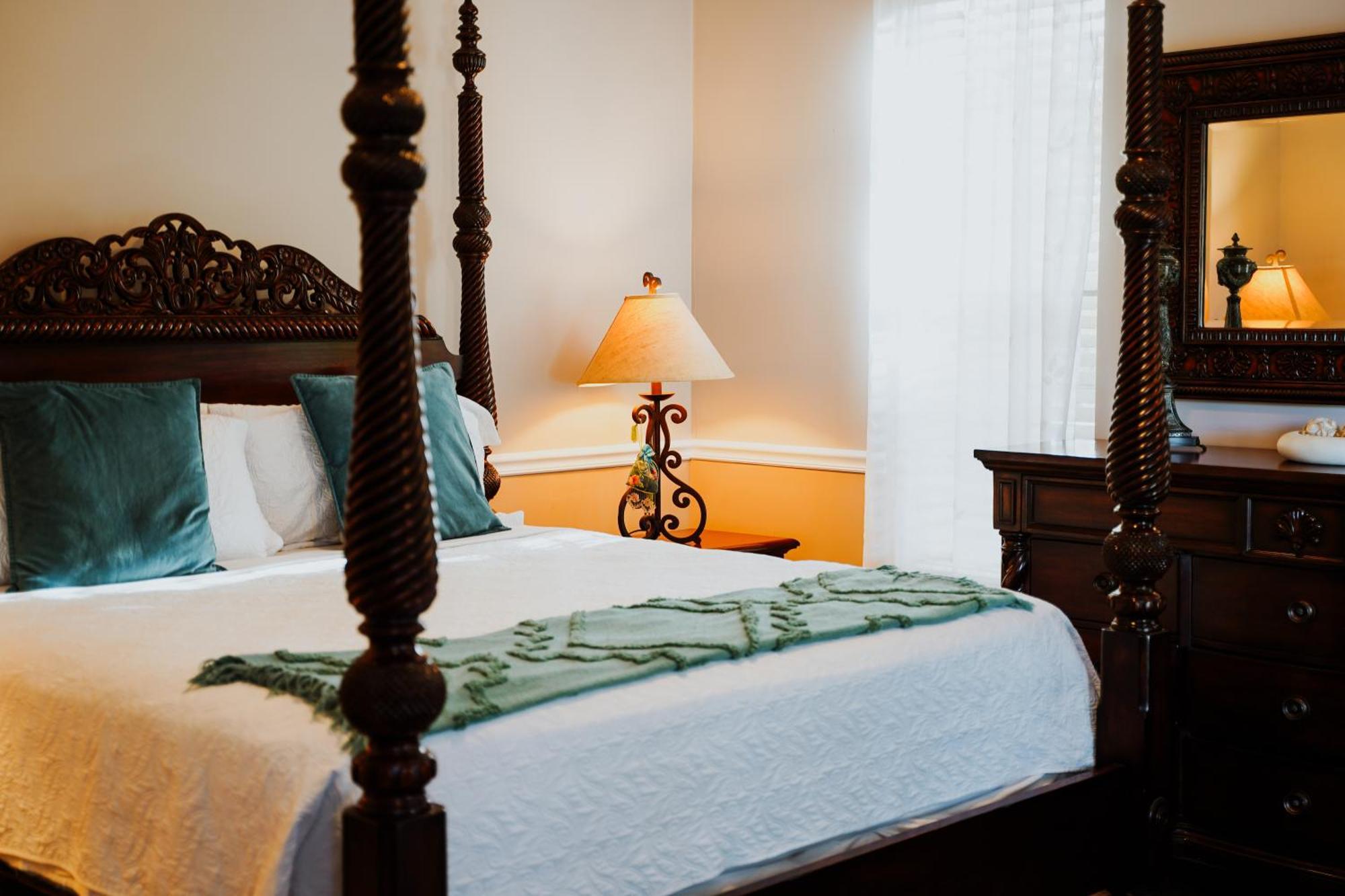 Shangri-La Boutique Bed & Breakfast West Bay Экстерьер фото