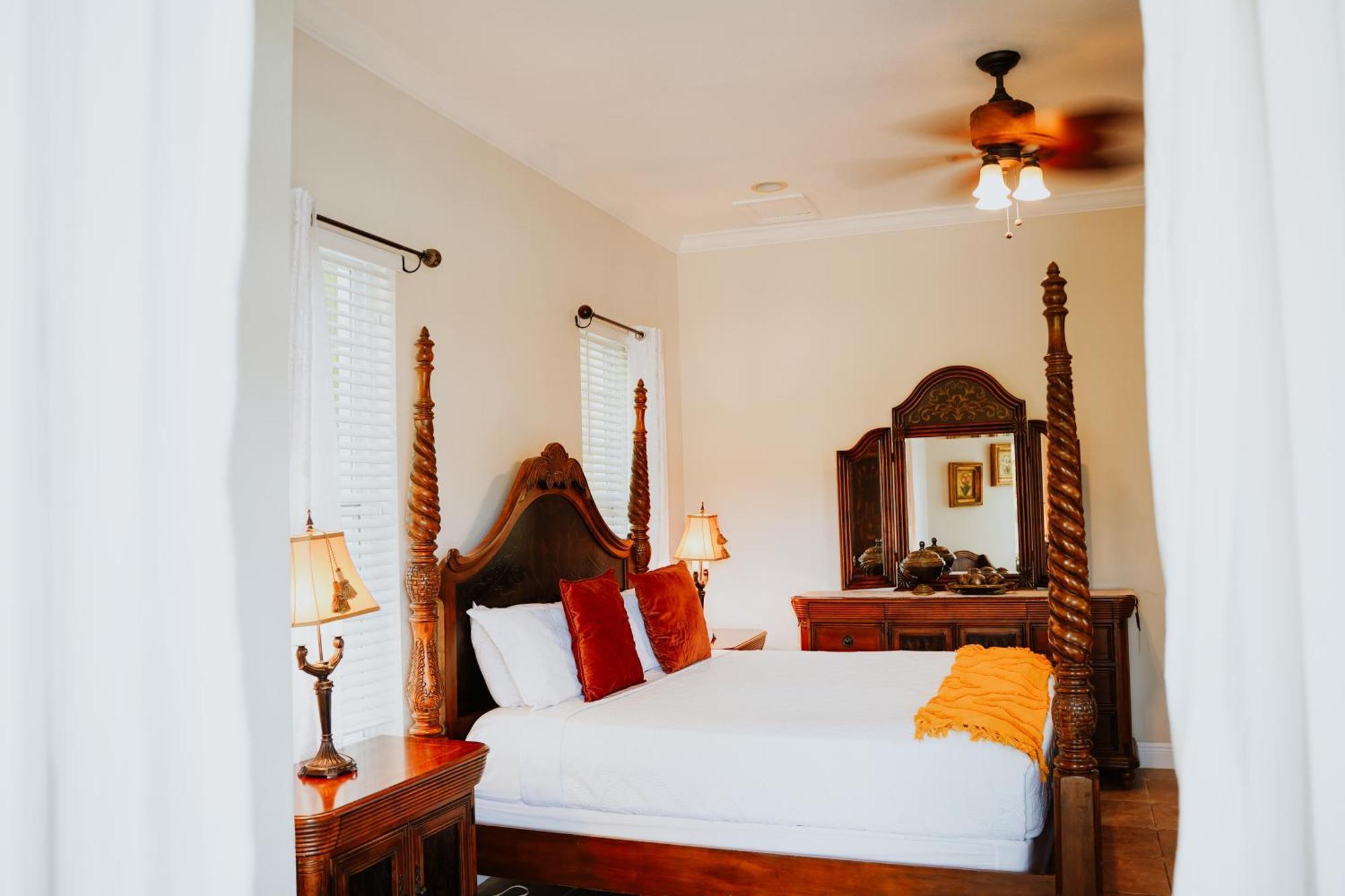 Shangri-La Boutique Bed & Breakfast West Bay Экстерьер фото