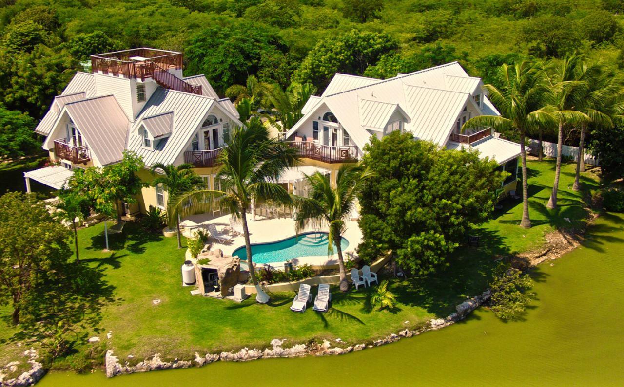Shangri-La Boutique Bed & Breakfast West Bay Экстерьер фото